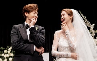Lee Da-hae and Se7en reveal wedding photos