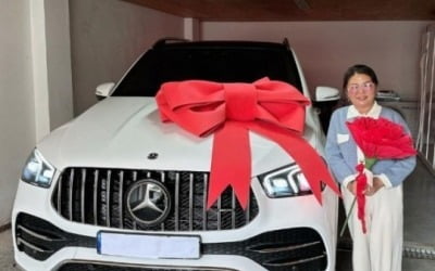 Song Ga-in gives her mother a 'luxury foreign car' as a gift