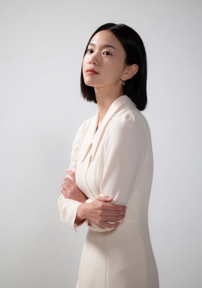 'Othello' Lee Seol, behind the Desdemona poster