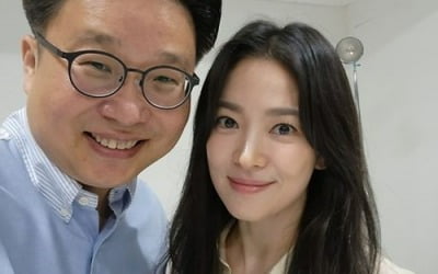 Song Hye-kyo and Seo Kyung-deok donate Korean language guides to famous U.S. art museums