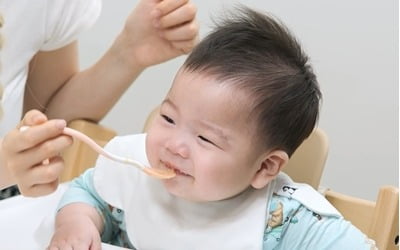 Jay-Bun's child throws poop while eating powdered milk