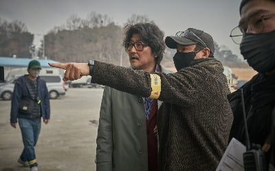 Movie 'COBWEB', the fifth collaboration between actor Song Kang-ho and director Kim Ji-woon