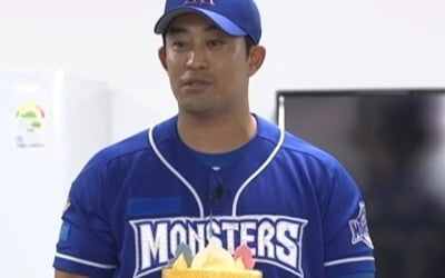 안타 못 치고 있는 정의윤, '최강야구' 생일 파티에 "도움 못 돼서 죄송해" 울컥