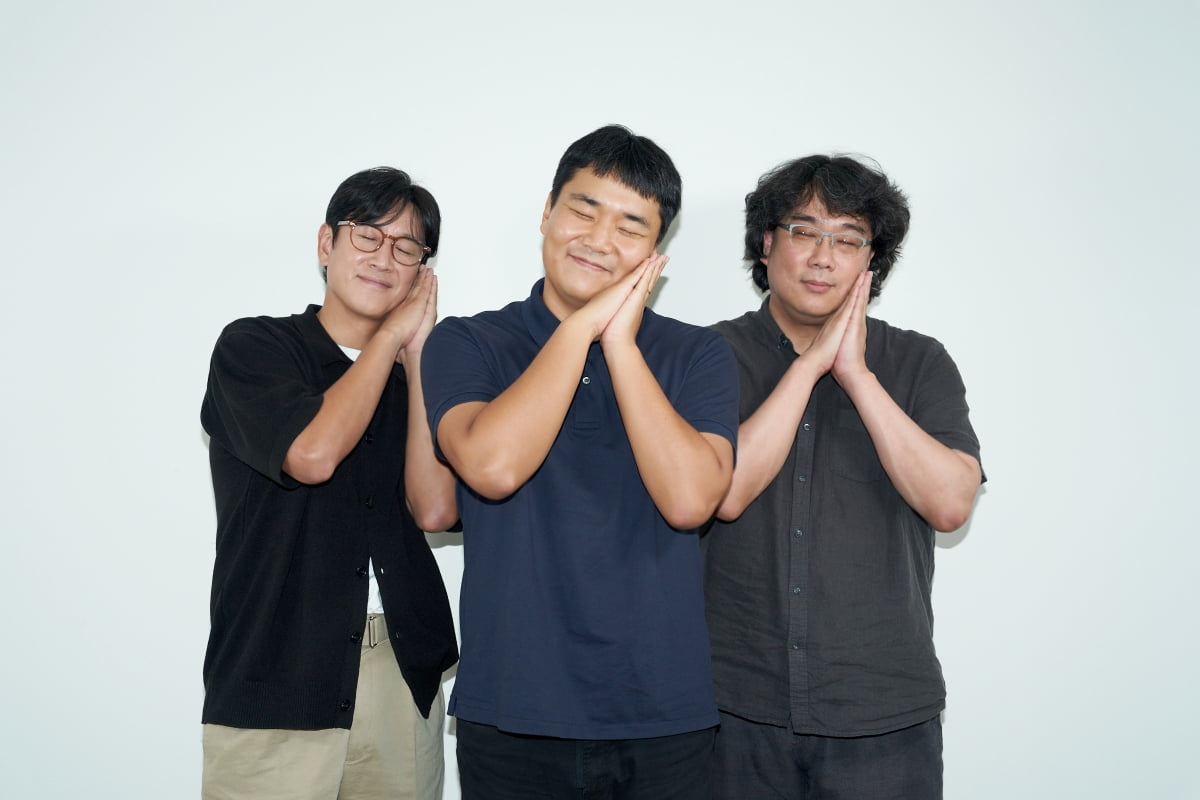 영화 '잠' 이선균, 유재선 감독, 봉준호 감독 깜짝 인증샷. /사진제공=롯데엔터테인먼트