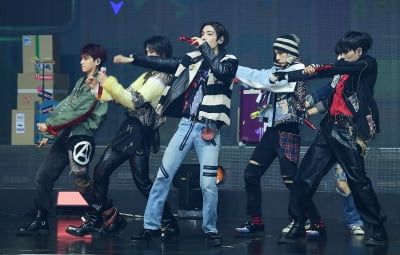 [TEN포토] 보이넥스트도어 '여유 넘치는 무대'