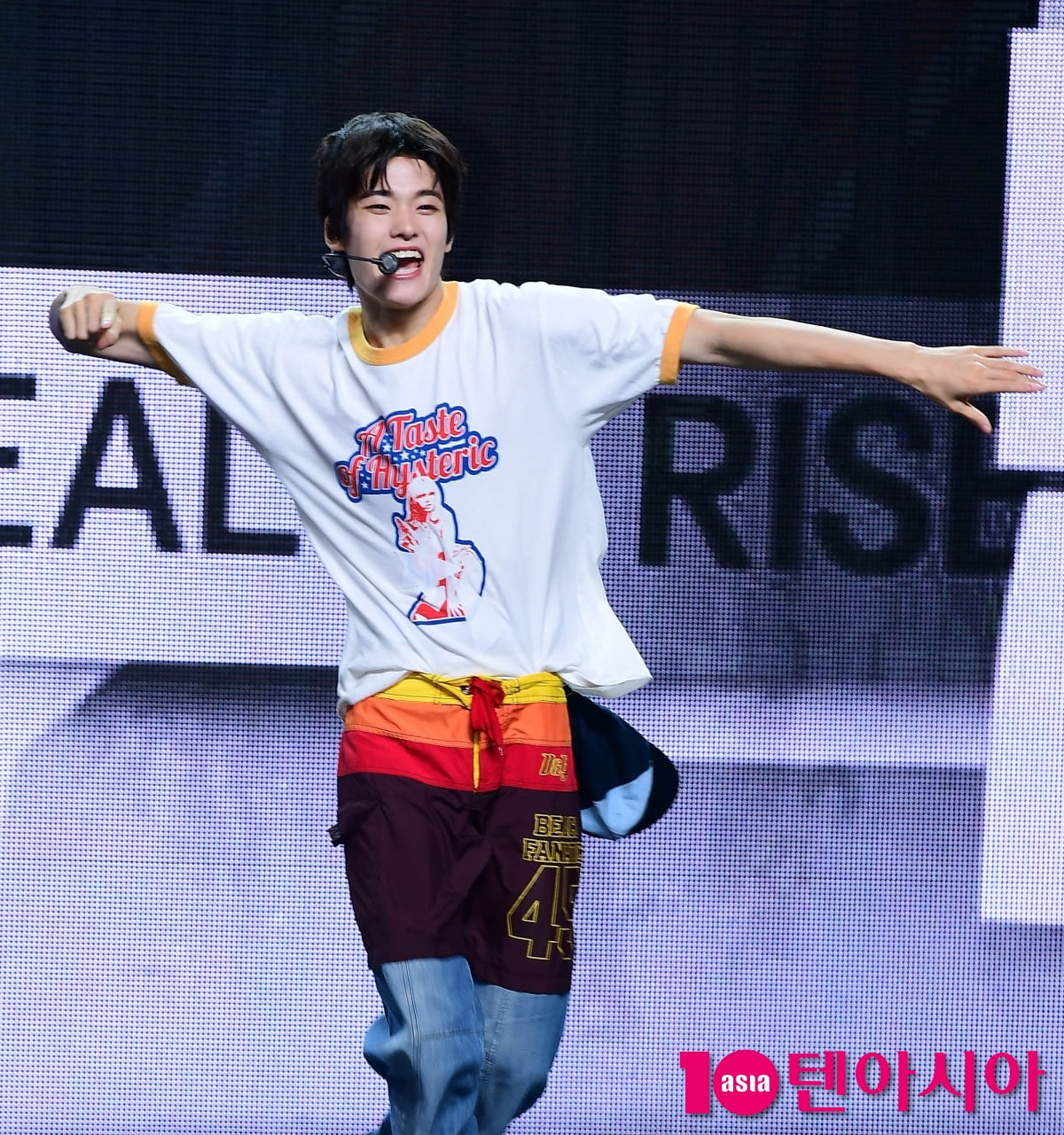 [TEN포토] 라이즈 소희 '데뷔 무대는 신나게~'