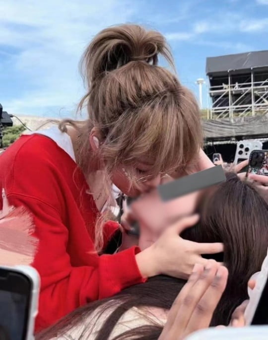 비비, 공연 도중 '女 팬과 입맞춤'…과감 퍼포먼스 눈길[TEN이슈]
