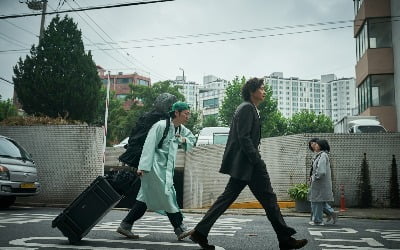 The movie 'Dr. 'Cheon And Lost Talisman', Kang Dong-won and Lee Dong-hwi's tiki-taka chemistry that empathizes with reality