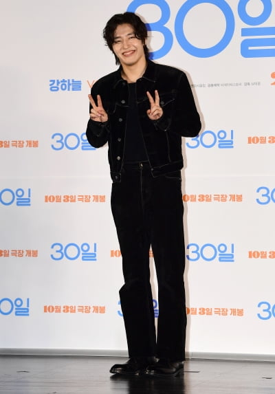 [TEN포토] 강하늘 '귀엽게 V'