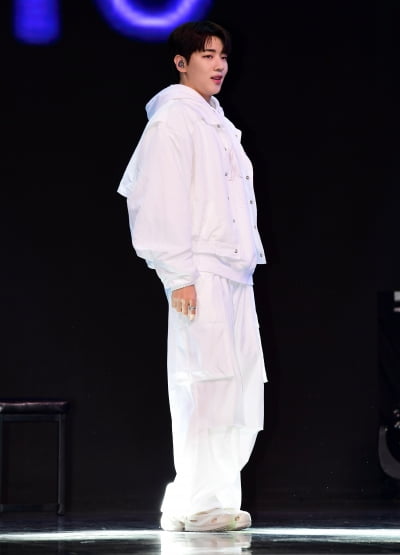 [TEN포토] DKZ 재찬 '스윗한 눈빛'