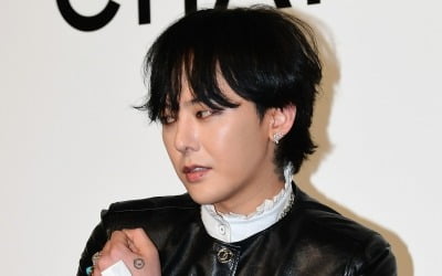 G-Dragon, fancy outing... his pose is crooked
