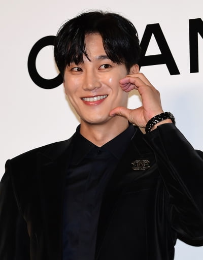 [TEN포토] 안보현 '행복한 하트'