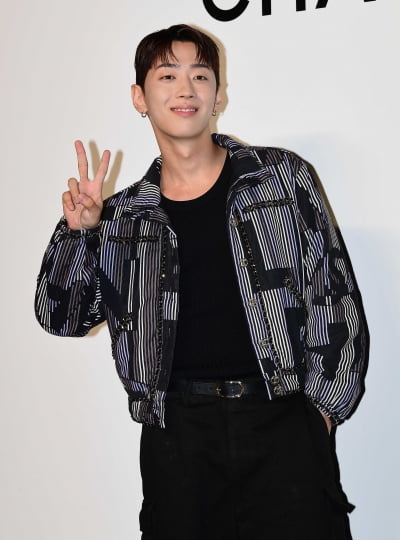 [TEN포토] 그레이 '귀엽게 브이'