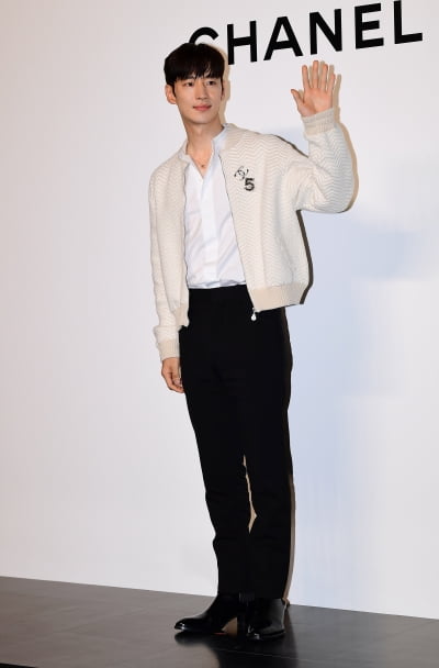 [TEN포토] 이제훈 '깔끔한 블랙&화이트'