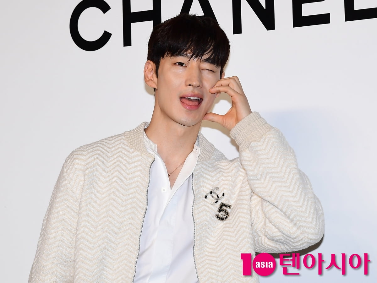 [TEN포토] 이제훈 '하트에 윙크는 덤'