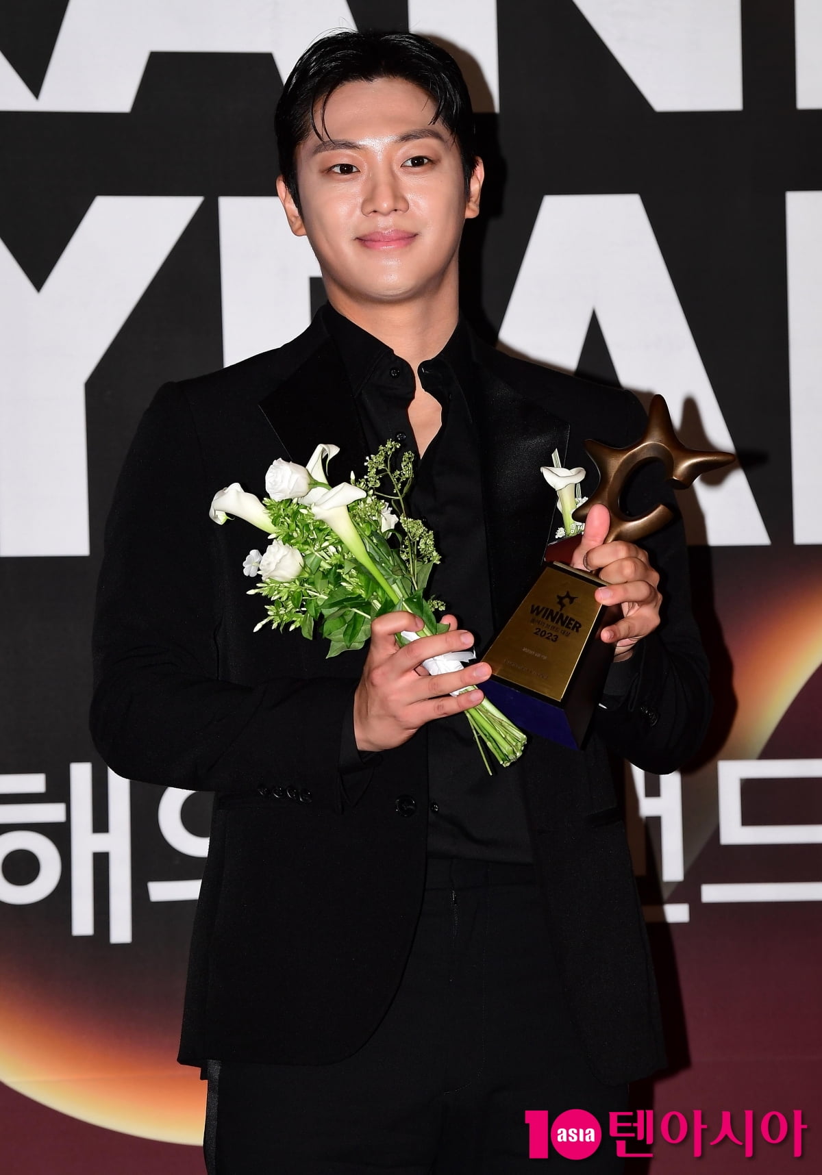 [TEN포토] 이신영 '남자 라이징스타상 받았어요'