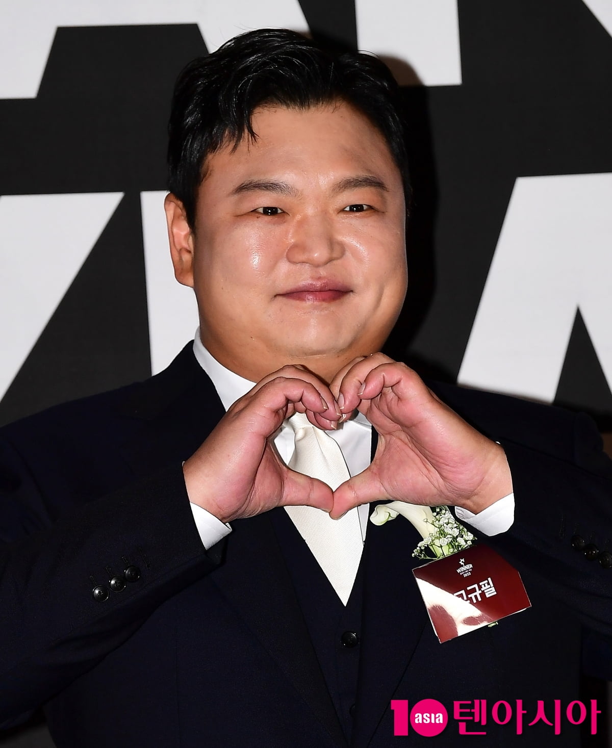 [TEN포토] 고규필 '예비부인 에이미에게 보내는 하트'
