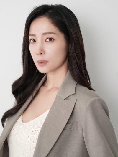 Grina Park signs exclusive contract with Y1 Entertainment