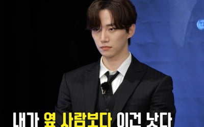 Lee Jun-ho showed off his strength by splitting 30 wooden chopsticks with his butt