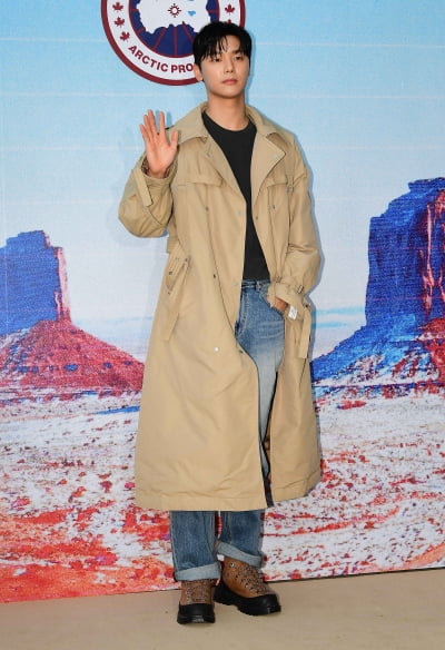 [TEN포토] 강민혁 '트렌치코트로 멋부린 가을남자'