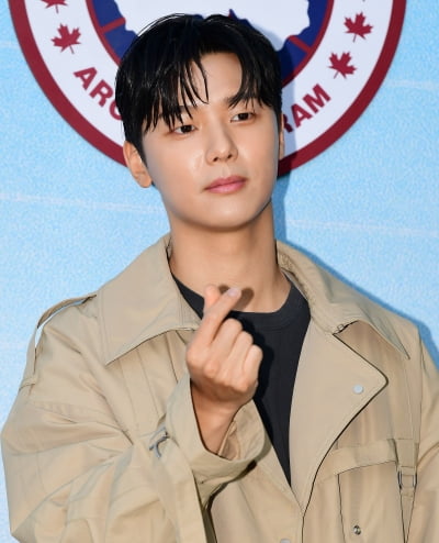 [TEN포토] 강민혁 '강아지가 보내는 하트'