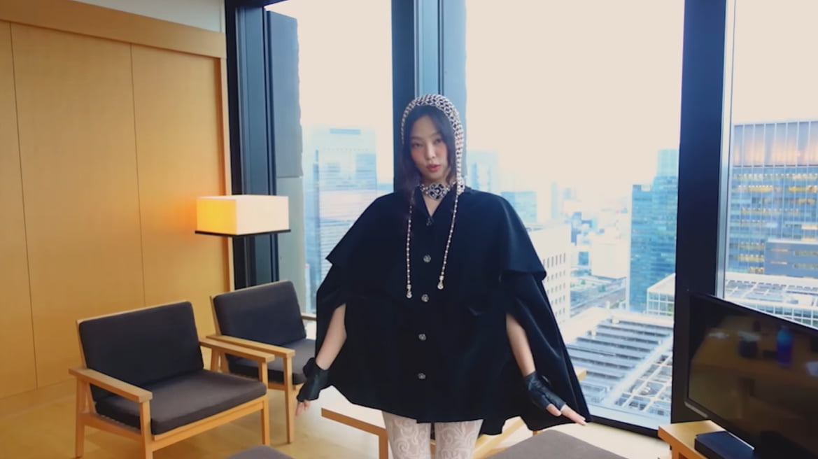 제니, 비싼 양파망 쓴 우비소녀…갑자기 짜장라면은 왜?