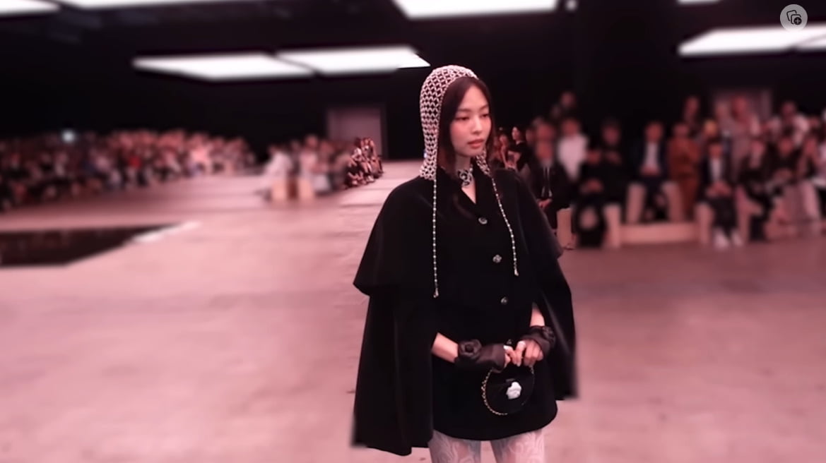 제니, 비싼 양파망 쓴 우비소녀…갑자기 짜장라면은 왜?