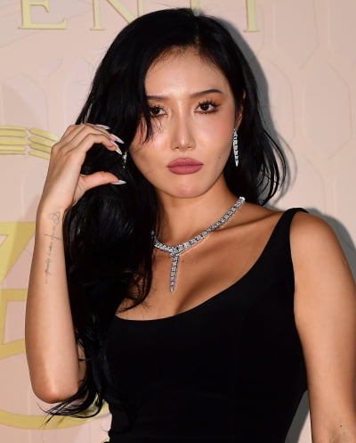 화사, 자체 '성 상품화'…공연음란죄 조사에도 당당한 '쩍벌 퍼포먼스' [TEN피플]