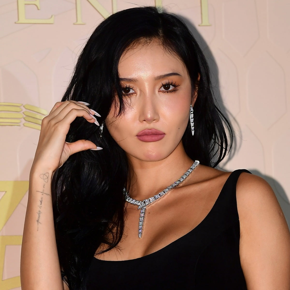 "화사, 악플에도 반성 NO…바바리맨 보다 악영향" VS "괴물 부모의 과도한 개입"…외설 논란 계속 [TEN이슈]
