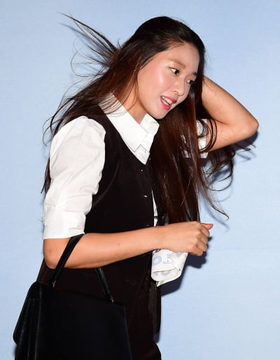 Seolhyun, pretty today too...mature mood
