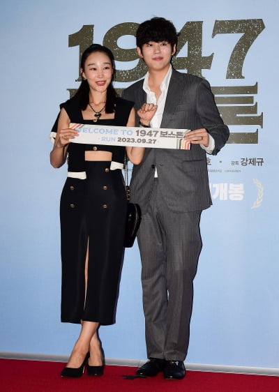 [TEN포토] 이상강-론 '11살 연상연하 화려한 외출중'