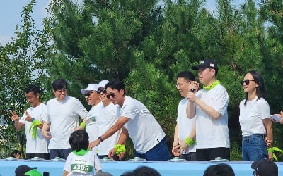 Actor Ha Jung-woo of the movie '1947 Boston' makes a surprise appearance at the Green Ribbon Marathon Festival.