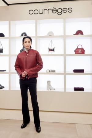 배우 이수혁, 변하지 않는 외모로 마무리한 가을 스타일링 선봬