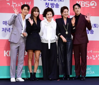 [TEN포토] 하준-유이-윤미라-이휘향-고주원 ''효심이네 각자도생'으로 만나요'