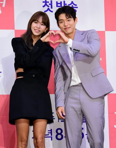 [TEN포토] 유이-하준 '자연스러운 하트'