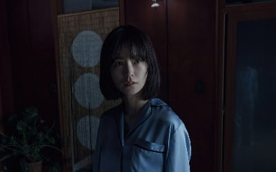 정유미·이선균 '잠', 기묘한 분위기 풍기는 포스터 미공개 컷 공개