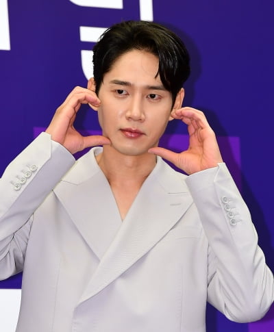 [TEN포토] 박성훈 '시크한 하트'
