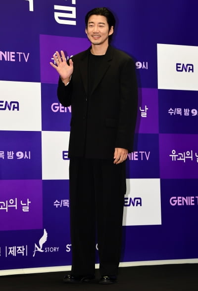 [TEN포토] 윤계상 '오랜만에 인사드려요'
