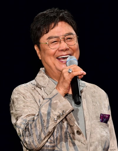 [TEN포토] 남진 '이별도 내 것' 신곡 무대