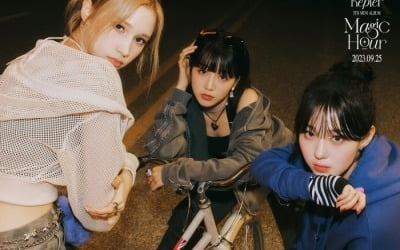 Kep1er has released a concept photo with teen charm.