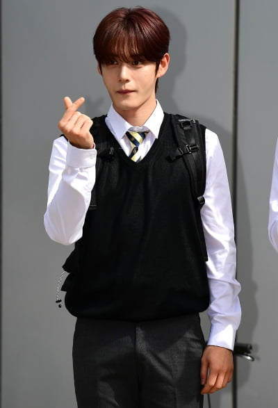 [TEN포토] 제로베이스원 김지웅 '큰형님의 하트'