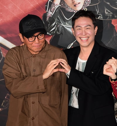 [TEN포토] 김지운 감독-오정세 '수줍은 하트'