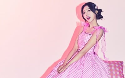 Hong Ji-yoon shows off her 'Trot Barbie' beauty