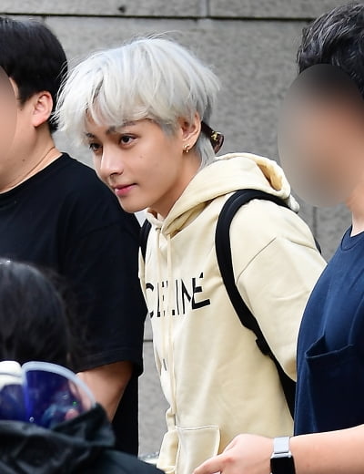 [TEN포토] BTS 뷔 '방송국을 밝히는 잘생김'