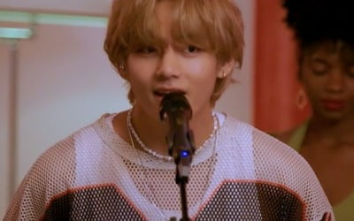 BTS 뷔, 몽환적 댄스 타임 "스쳐 가듯, 쉬어가듯…나를 닮은 앨범"('타이니 데스크 코리아')