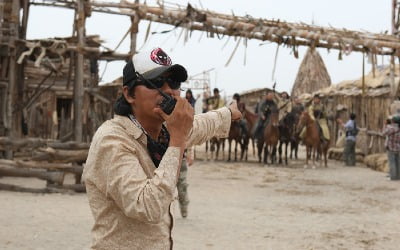 '거미집'처럼 견고한, 김지운 감독의 영화가 지닌 매력은? [TEN스타필드]