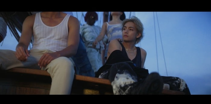 방탄소년단 뷔, 인간 김태형이 그려낸 'Layover'의 모든 순간들