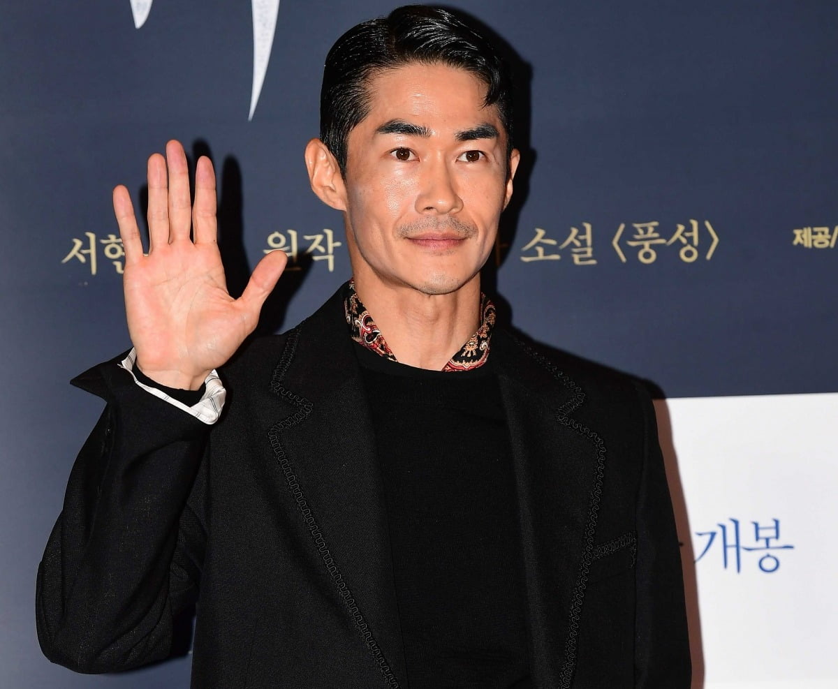 "공산당도 아니고" 이번엔 배정남? 조국 자서전 인증 논란…누리꾼 갑론을박 [TEN이슈]