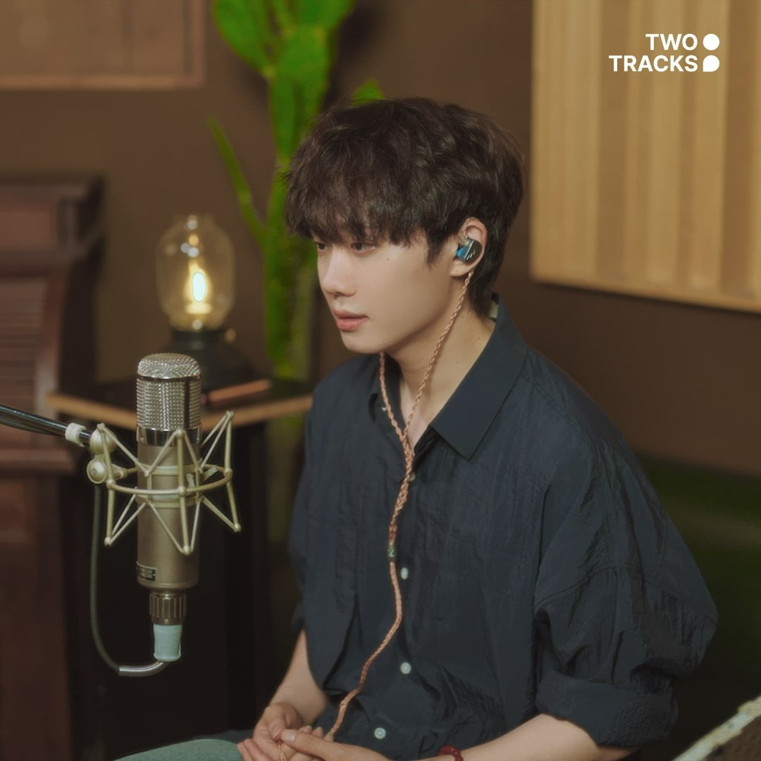 '언제나 네가 어디에 있든' 녹음현장 정인(위), 하현상(아래) / 사진제공=투트랙 프로젝트