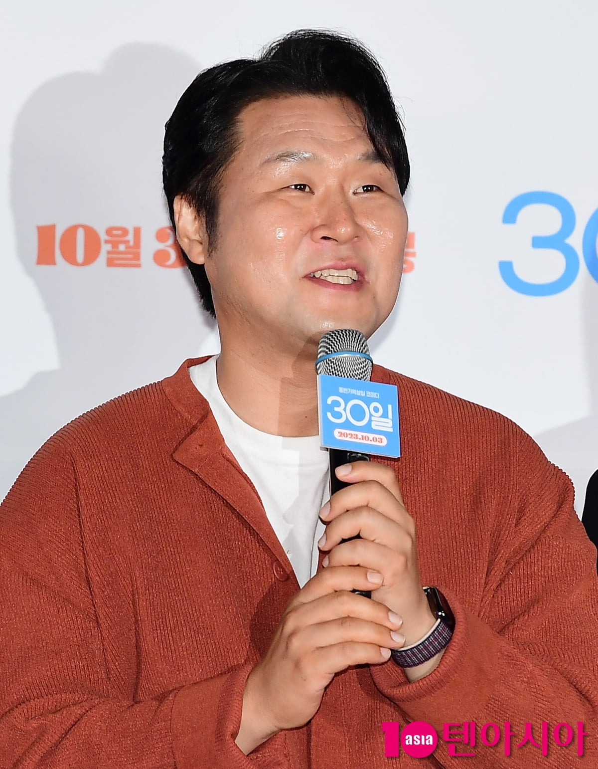 [TEN포토] 윤경호 '바에 애정이 많았는데...'